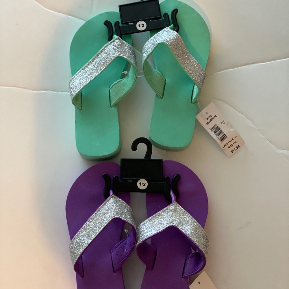 2 pairs of size 1/2 flip flops - Picture 2 of 6